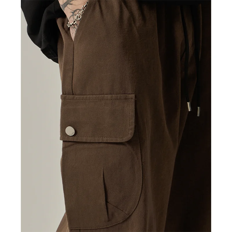 Pantalones cargo para hombre (primavera/otoño 2025): estilo vintage japonés, corte recto y holgado de pernera ancha, con botones, bolsillos grandes y cintura con cordón.