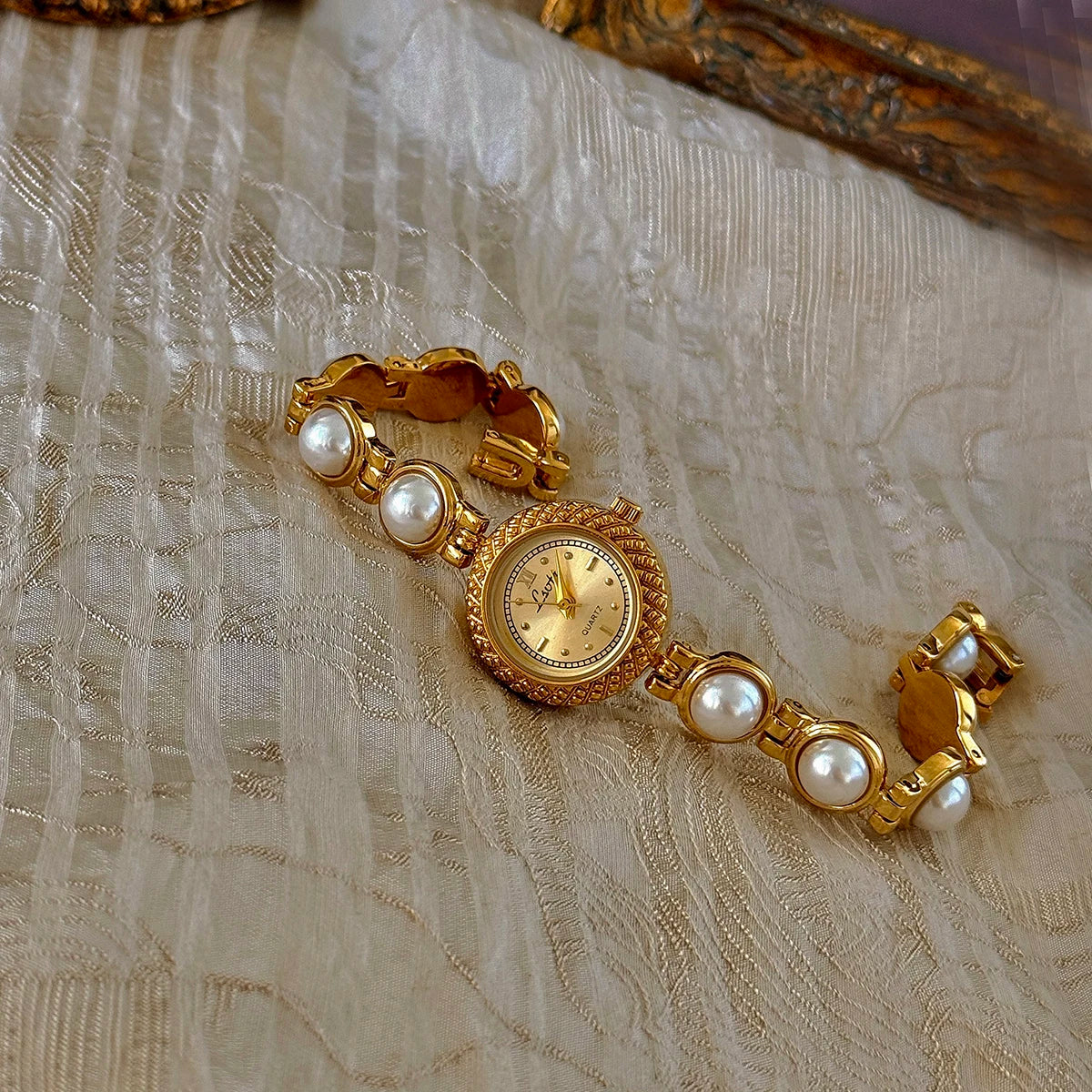 Reloj de Cuarzo con Correa de Perlas – Colección Bohème Dorada