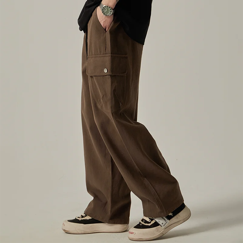 Pantalones cargo para hombre (primavera/otoño 2025): estilo vintage japonés, corte recto y holgado de pernera ancha, con botones, bolsillos grandes y cintura con cordón.