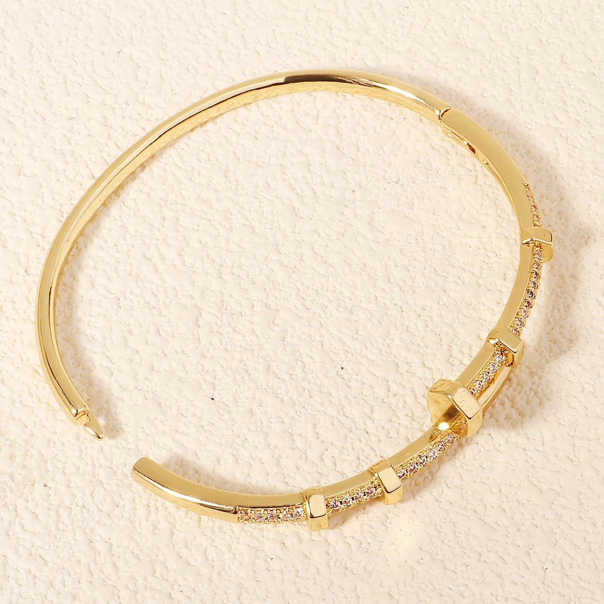 Pulsera Abierta de Cobre & Zirconia para Mujer – Joya Artesanal Moda Diaria