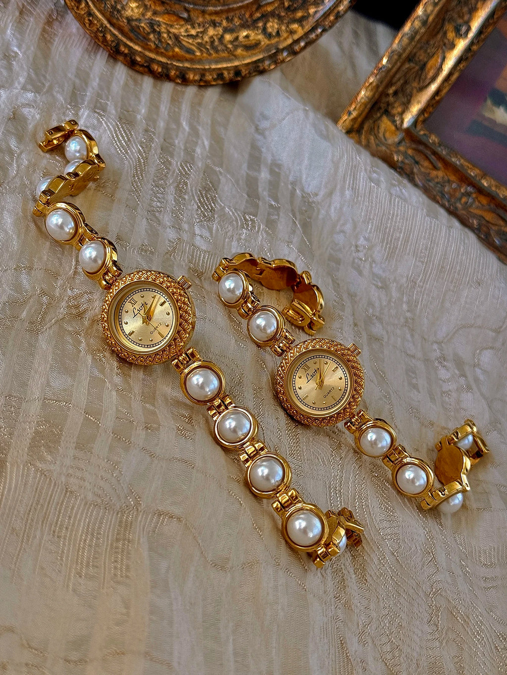 Reloj de Cuarzo con Correa de Perlas – Colección Bohème Dorada