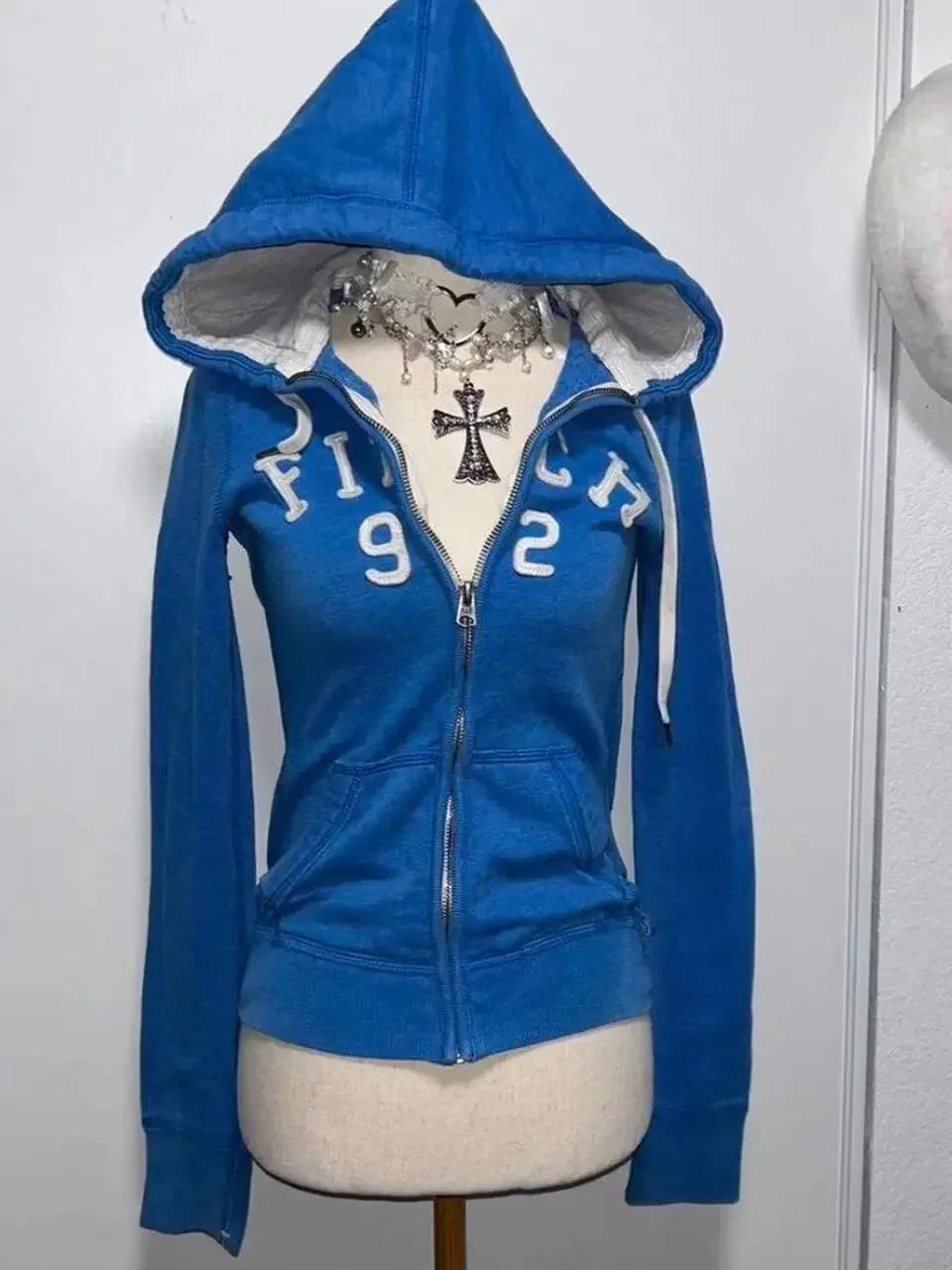 💙 Sudadera Azul Retro Gótica – Coleción Otoño-Invierno 2025