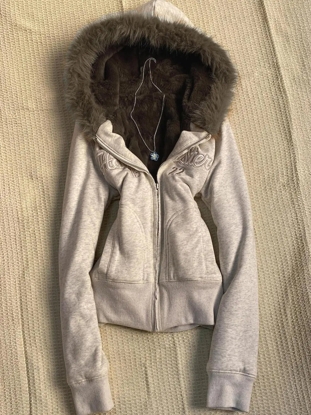 🦴 Hoodie Patchwork Vintage Y2K con Pelo y Bordado – Grunge Otoñal