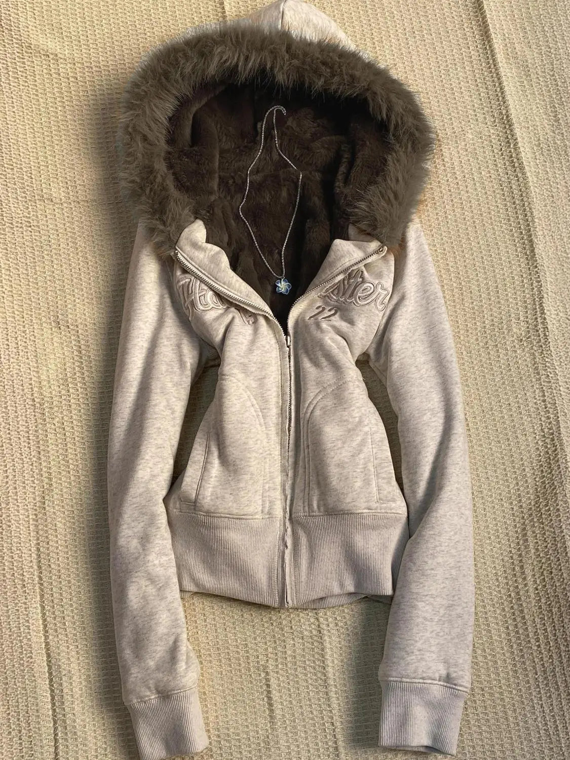 🦴 Hoodie Patchwork Vintage Y2K con Pelo y Bordado – Grunge Otoñal