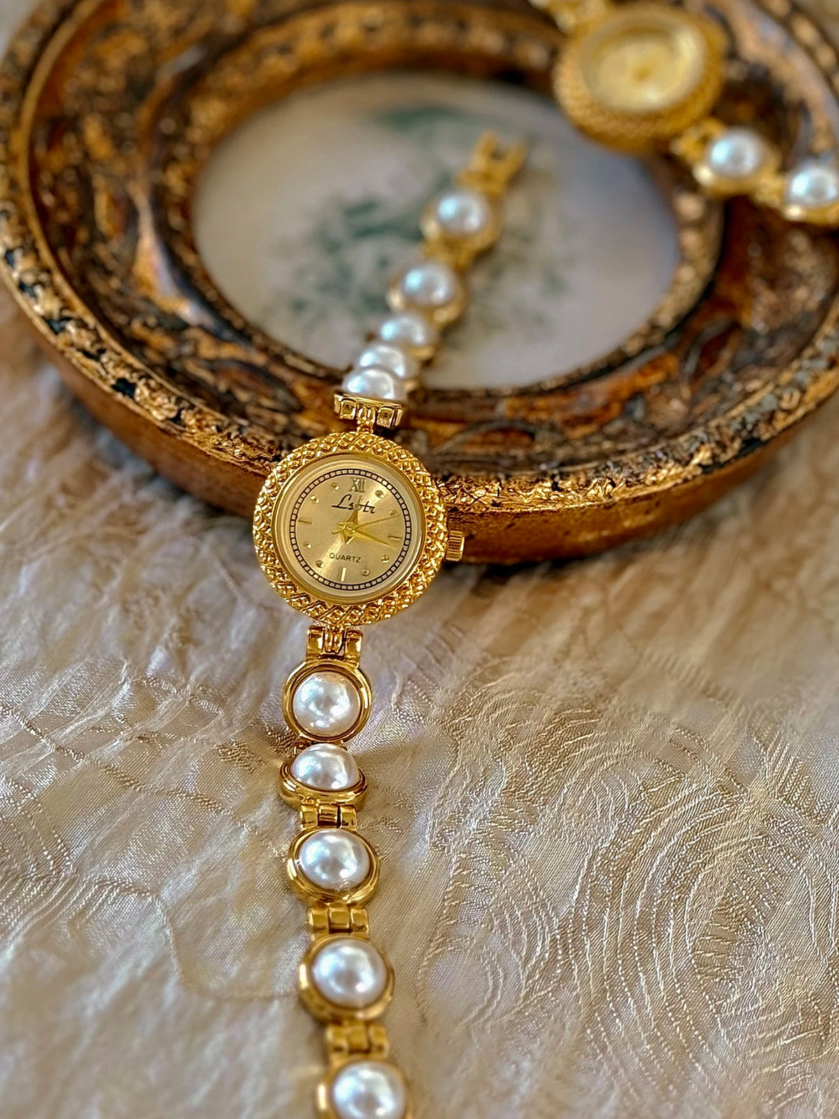Reloj de Cuarzo con Correa de Perlas – Colección Bohème Dorada