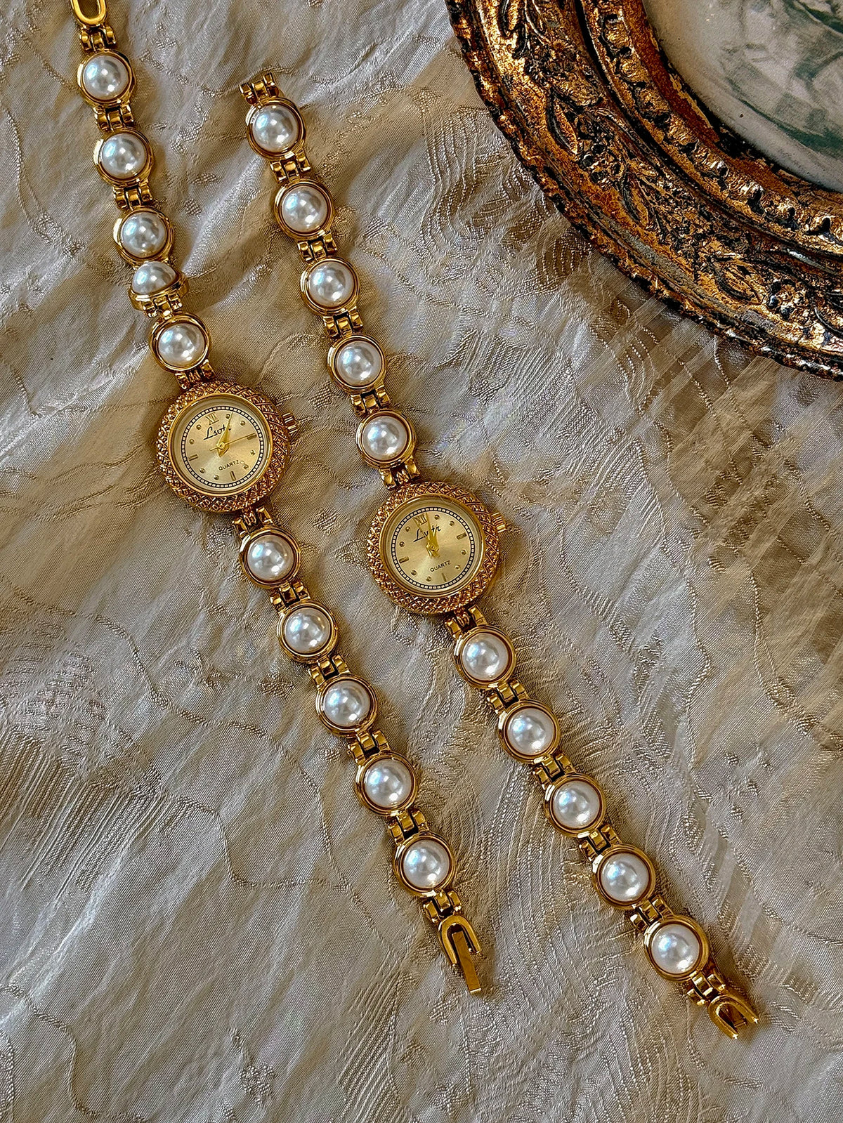 Reloj de Cuarzo con Correa de Perlas – Colección Bohème Dorada