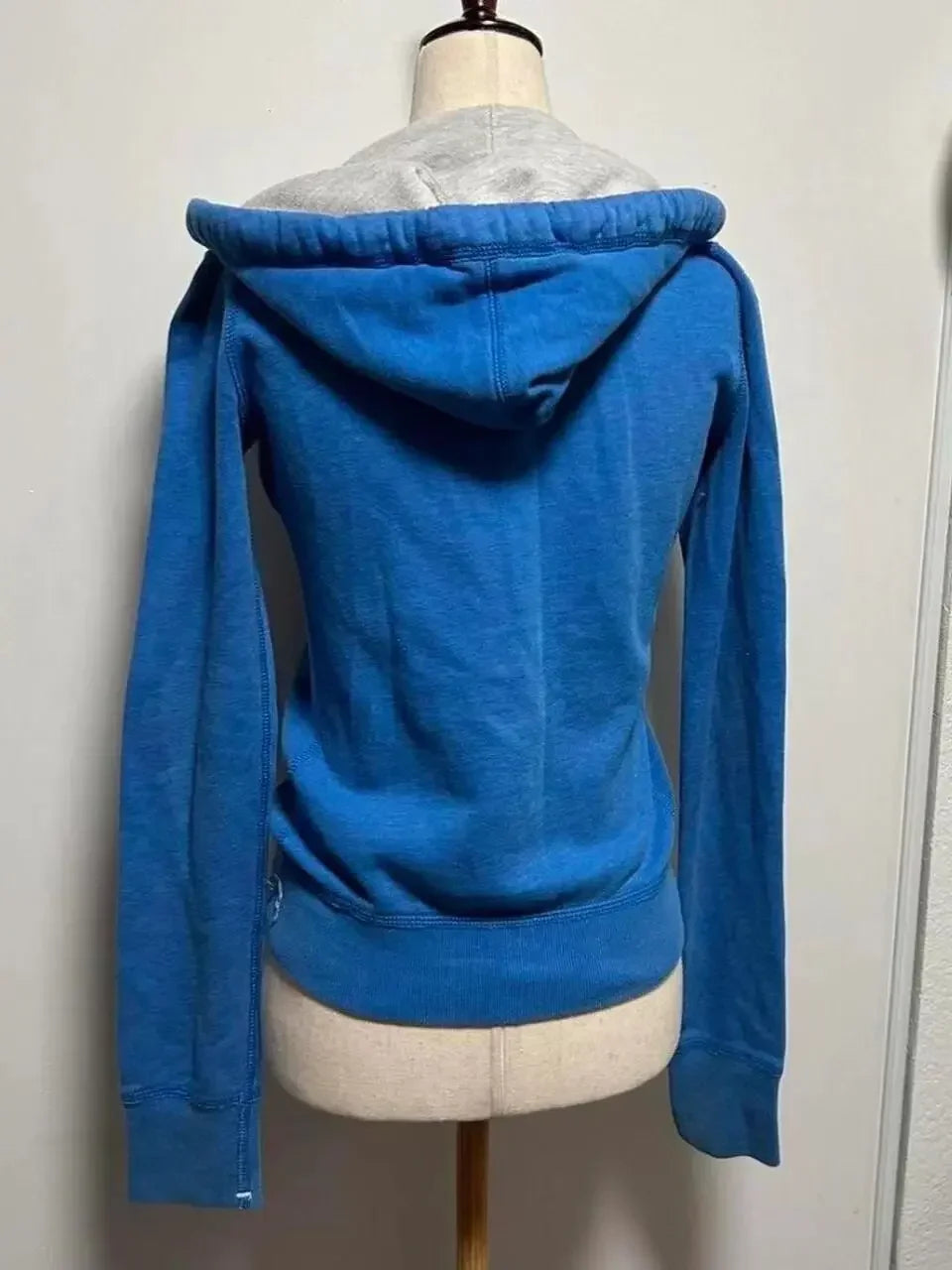 💙 Sudadera Azul Retro Gótica – Coleción Otoño-Invierno 2025